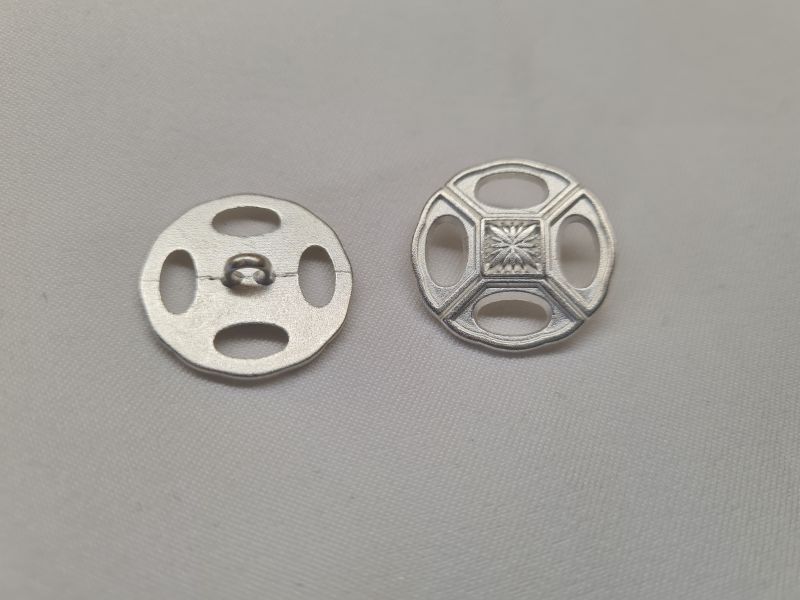 Knopf 22mm Öse Metall Filegran Schildoptik hell silber