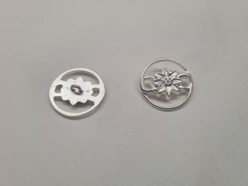 Knopf 24mm Öse Metall Filegran Edelweiss hell silber