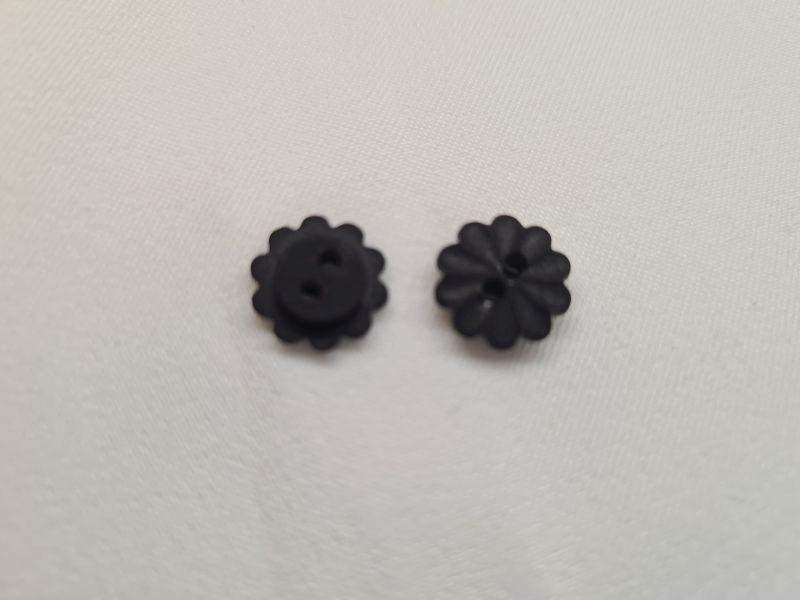 Knopf 11mm 2-Loch Kunsstoff Blümchenform Schwarz