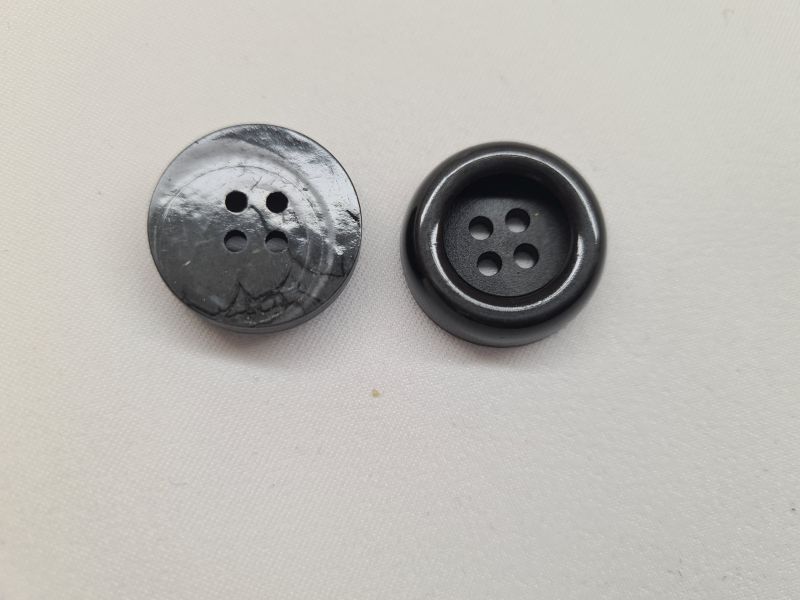 Knopf 22mm 4-Loch mit Einbuchtung Schwarz