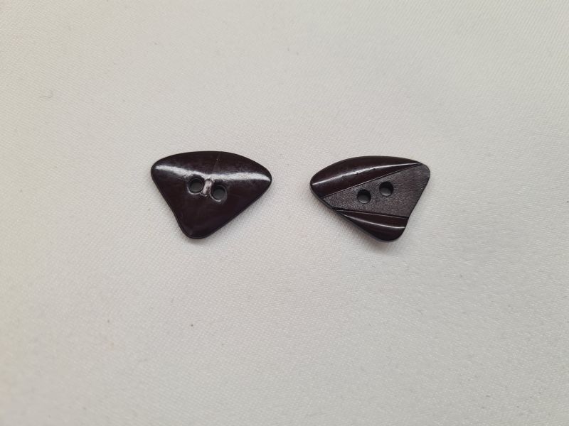 Knopf 15mm 2-Loch Dreieck mit runden Kanten Schwarz