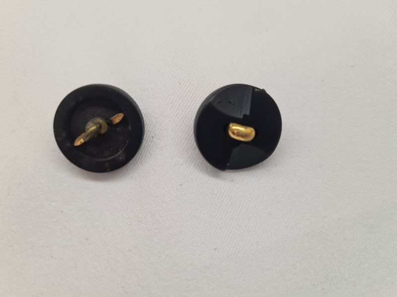 Knopf 17mm Öse Rund mit goldenem Bogen Schwarz