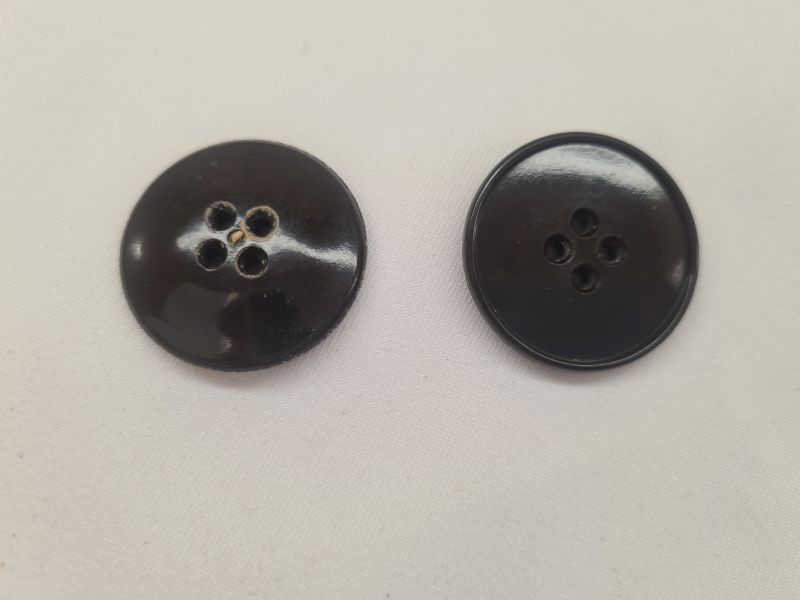 Knopf 30mm 2-Loch Halbkugel Streifen vertiefung Schwarz