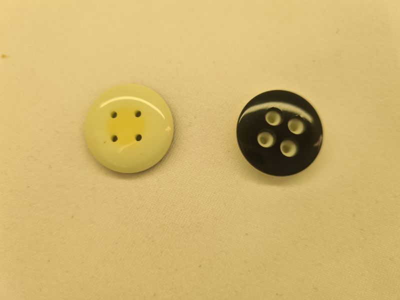 Knopf 20mm 4-Loch Weiße Löcher Schwarz