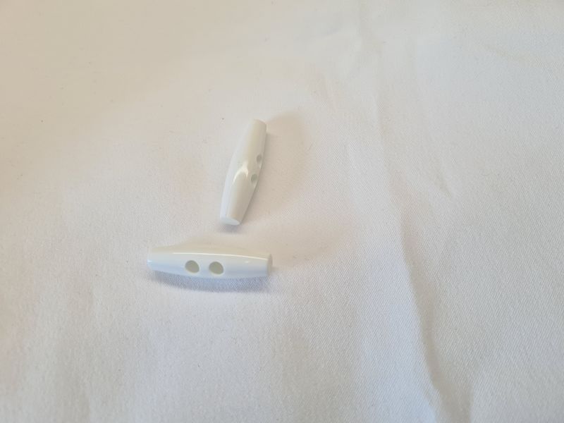 Polyesterknebel 2-Loch 4cm weiß