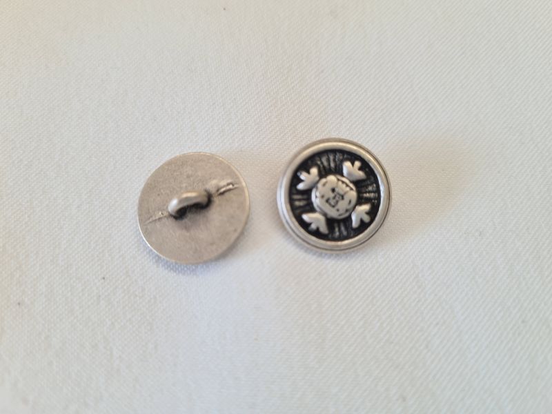 Knopf 15mm Öse Metall Kreuz Wappen Silber