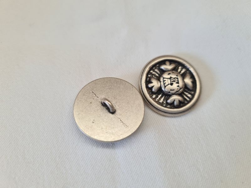 Knopf 22mm Öse Metall Kreuz Wappen Silber