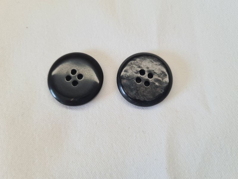 Knopf 23mm 4-Loch Huckelmuster Schwarz