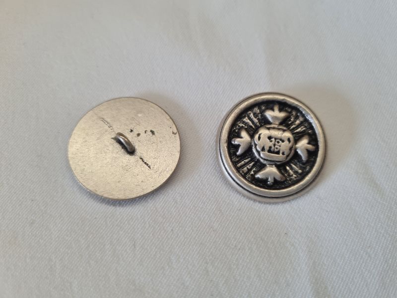 Knopf 25mm Öse Metall Kreuz Wappen Silber