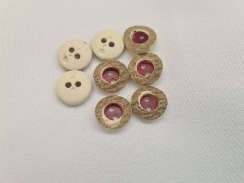 [047.01] Knopf 11mm 2-Loch Hirschhornimitat rot