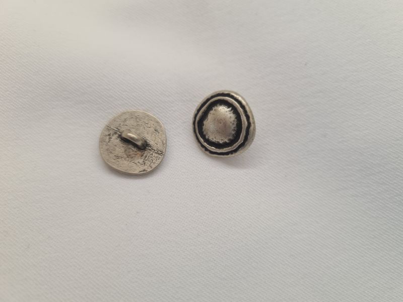 Knopf 15mm Öse Metall Lavaoptik Silber