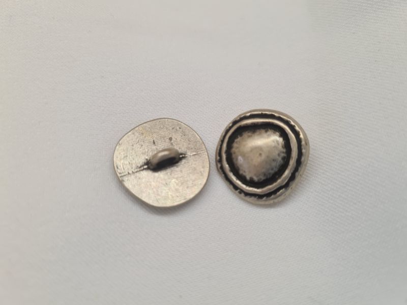 Knopf 18mm Öse Metall Lavaoptik Silber
