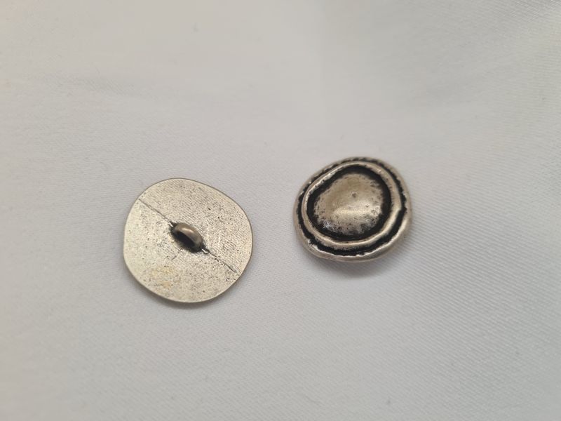 Knopf 22mm Öse Metall Lavaoptik Silber