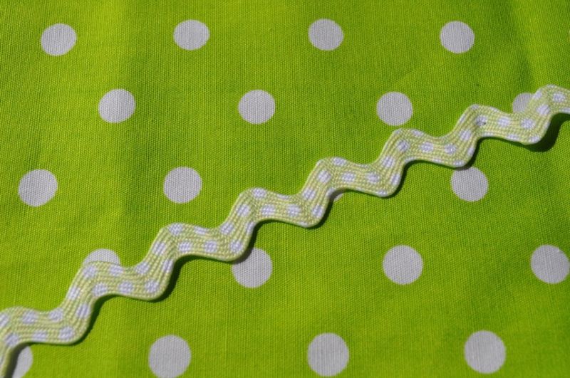 Zackenlitze mit Punkten lindgrün