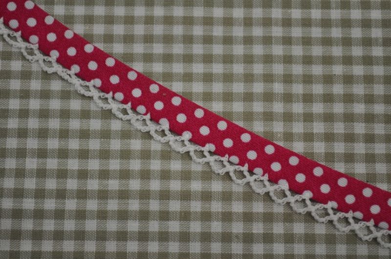 Schrägband Punkte mit Häkelborte beere