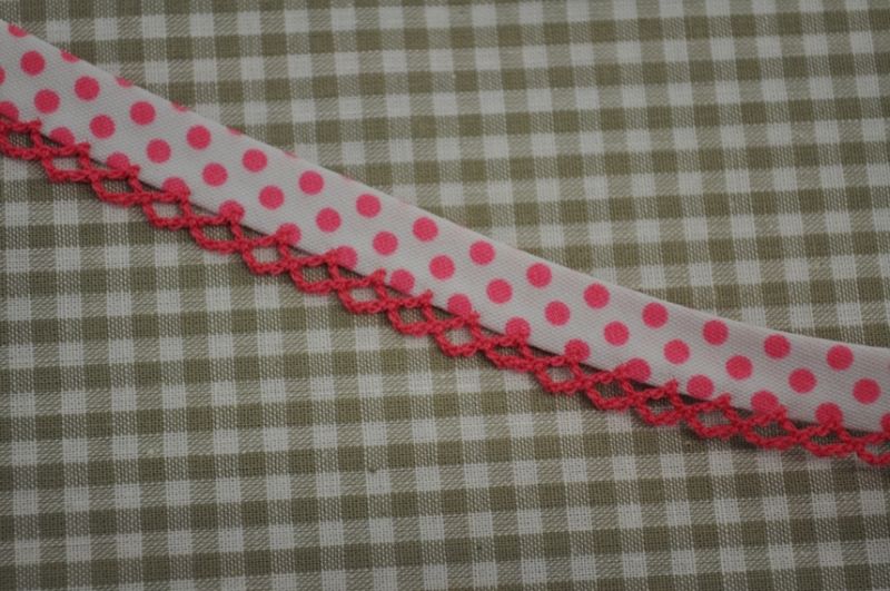 Schrägband Punkte mit Häkelborte weiß/pink