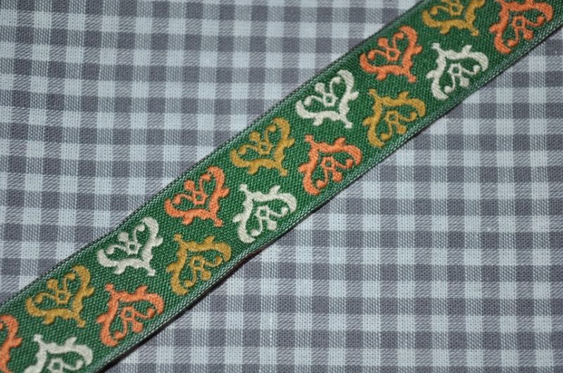 Webband mit Ornamenten grün