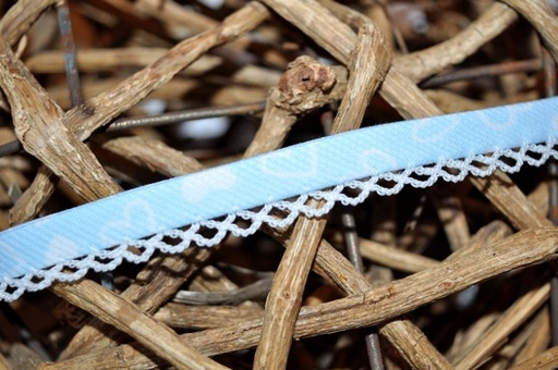 Schrägband Herzen mit Häkelborte hellblau