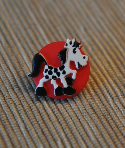 Knopf Pferd mit Öse rot
