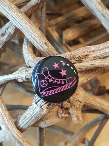 Knopf schwarz mit Sneaker