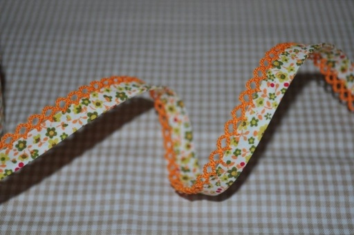 Schrägband Blume grün mit Häkelborte sonnengelb